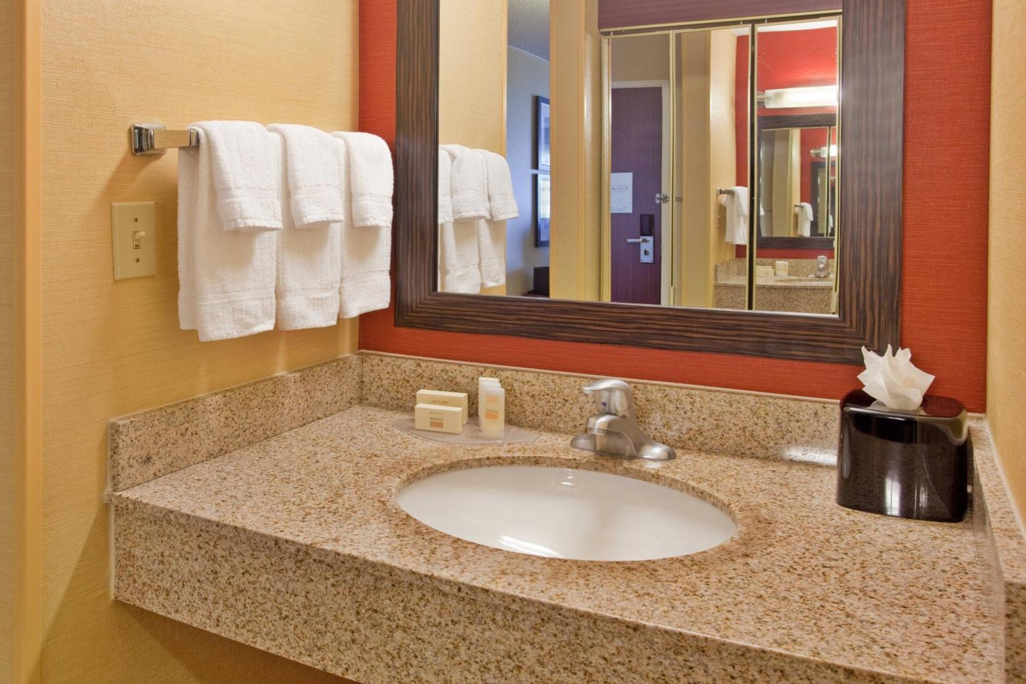 Courtyard Houston Sugar Land/Stafford Hotel Exterior foto